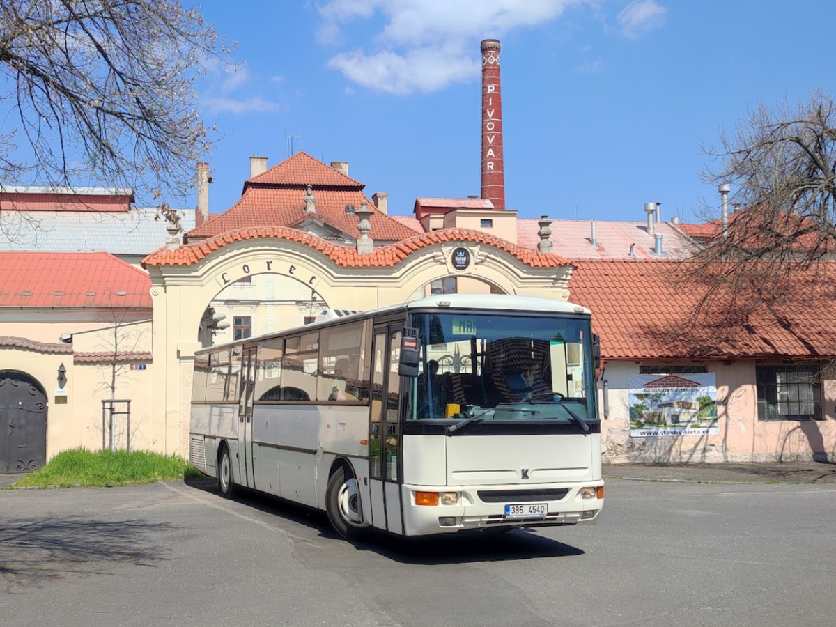 Karosa C954E stojící před pivovarem v Kutné Hoře